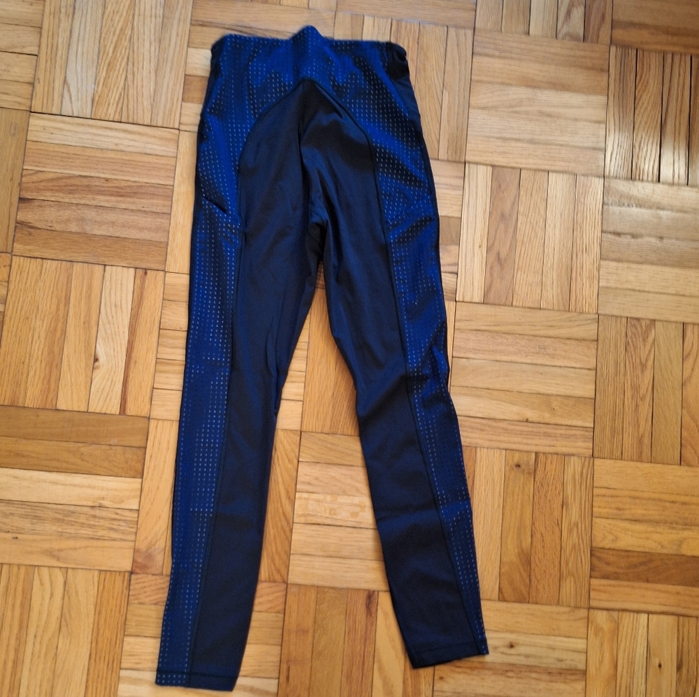 Athleta Ultimate Stash Pocket Colorblock Laser Cut 7/8 Tight Legging size XS
